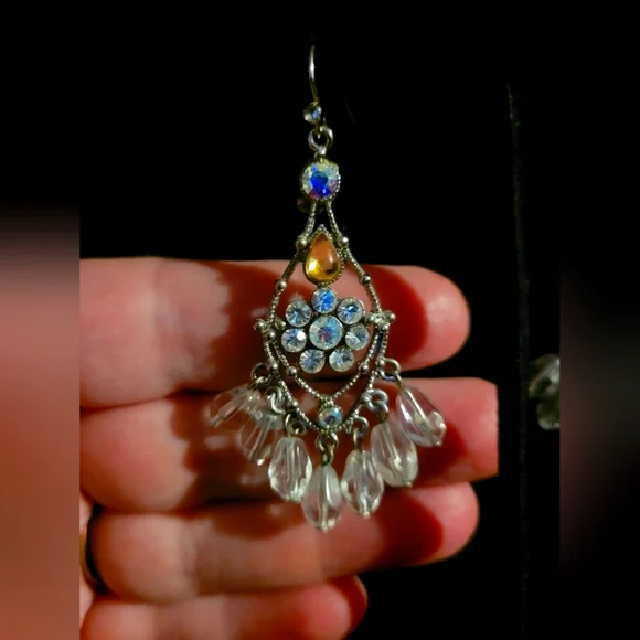 Noblesse Earrings - Picture 2 of 2